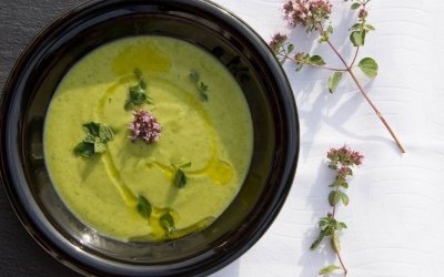 Rustikale Wildkräutersuppe – Vegan