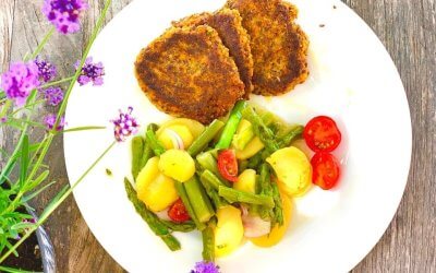 Leinsamen-Bratlinge mit Kartoffel-Spargel-Salat – Vegan