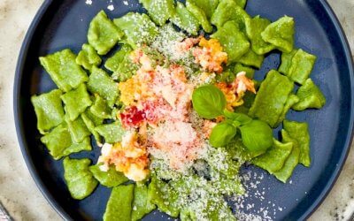 Kräuterfleckerl mit Parmesan und gehacktem Ei